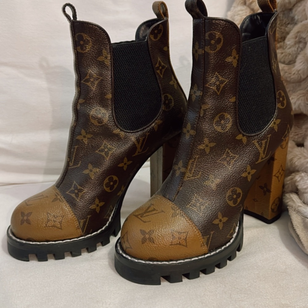 Louis Vuitton boots size 39